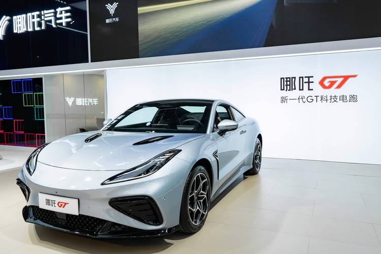 东莞49哪吒汽车在智能汽车领域的表现，领途汽车在新能源汽车市场中的影响力